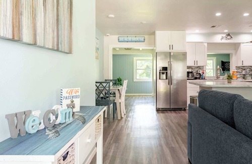 Port Charlotte Casa | Modern 2BR with Backyard, near Beach & Harbor