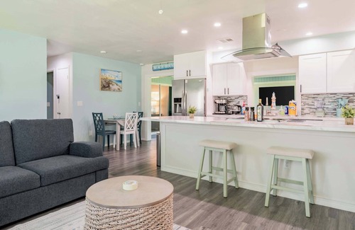 Port Charlotte Casa | Modern 2BR with Backyard, near Beach & Harbor