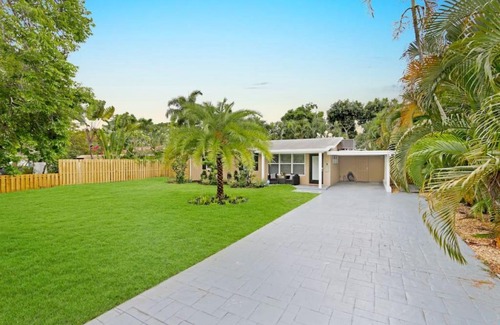 Wilton Manors Casa | Modern 2BRHouse in Wilton Manors with a Heated Pool and KING Bed