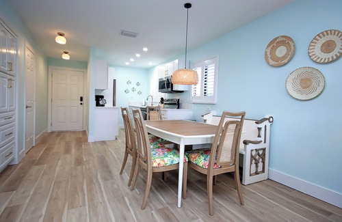 Shell Harbor Condominio | Modern 2nd story beachfront condo on Sanibel Island - Sandalfoot 2D3