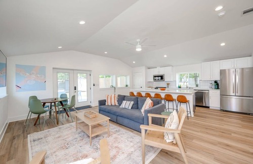 Blanco Casa | Modern 3 2 two Kings hot tub Fire pit 16min to Wine Trail Nearby Pickleball Courts Pools