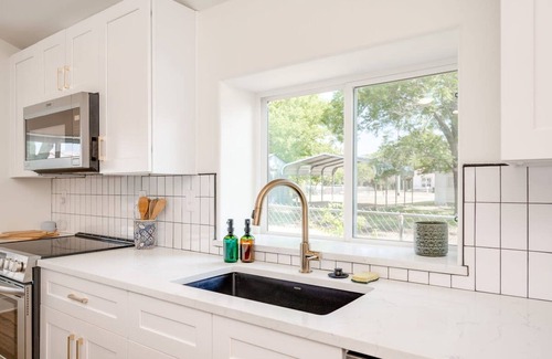Blanco Casa | Modern 3 2 two Kings hot tub Fire pit 16min to Wine Trail Nearby Pickleball Courts Pools