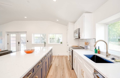 Blanco Casa | Modern 3 2 two Kings hot tub Fire pit 16min to Wine Trail Nearby Pickleball Courts Pools