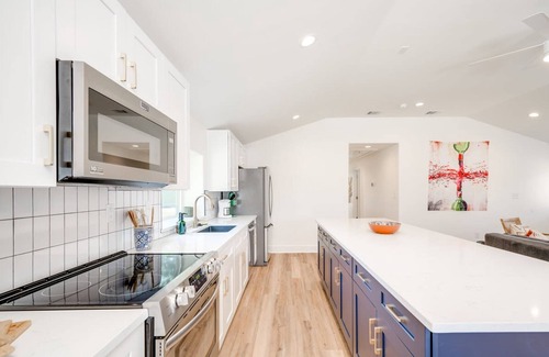 Blanco Casa | Modern 3 2 two Kings hot tub Fire pit 16min to Wine Trail Nearby Pickleball Courts Pools