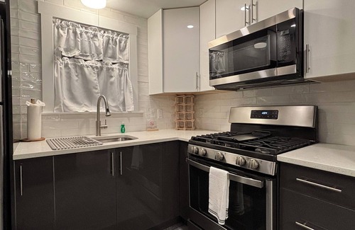 West Street - River Street Apartamento | Modern 3 Bd Oasis, Convenient city living w/ parking