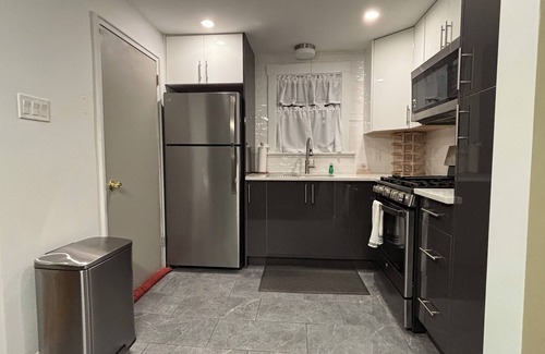 West Street - River Street Apartamento | Modern 3 Bd Oasis, Convenient city living w/ parking