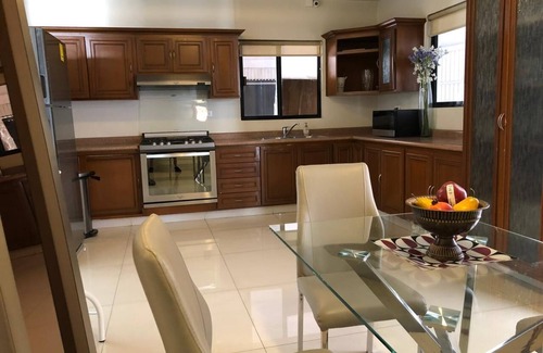 Monterrey Casa | Casa moderna de 3 BDR, ubicación ideal Cumbres 3 1/2 baño