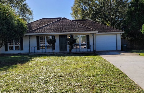 Kingsland Casa | Modern 3 bdrm home with a great view of a pond