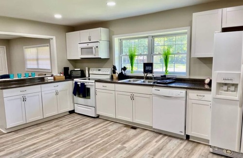 High Point Casa | Modern 3 Bdrm Private Home in Heart of High Point