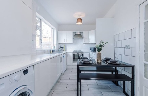 Stalybridge Casa | Modern 3-Bed, Ideal for Large Groups, Sleeps 7!
