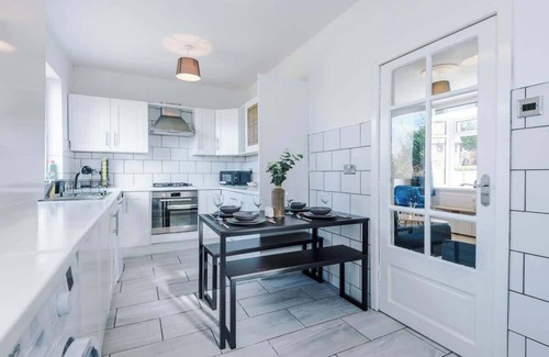 Stalybridge Casa | Modern 3-Bed, Ideal for Large Groups, Sleeps 7!