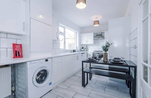 Stalybridge Casa | Modern 3-Bed, Ideal for Large Groups, Sleeps 7!