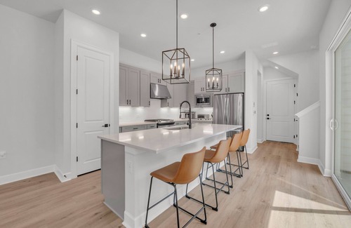Mueller Casa | Modern 3 Bed/2.5 Bath Townhome in Trendy Mueller – Walk to Parks, Shops & Dining