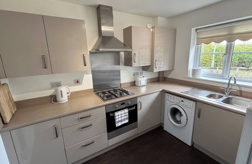 Basildon Casa | Modern 3-Bed 3-Bath Home | Quiet Road | Parking |