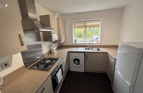 Basildon Casa | Modern 3-Bed 3-Bath Home | Quiet Road | Parking |
