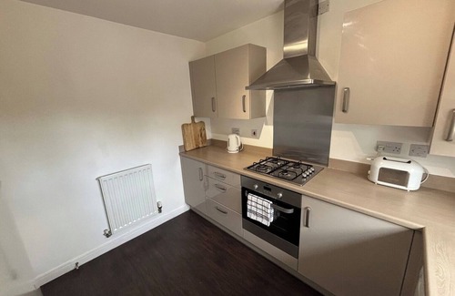 Basildon Casa | Modern 3-Bed 3-Bath Home | Quiet Road | Parking |