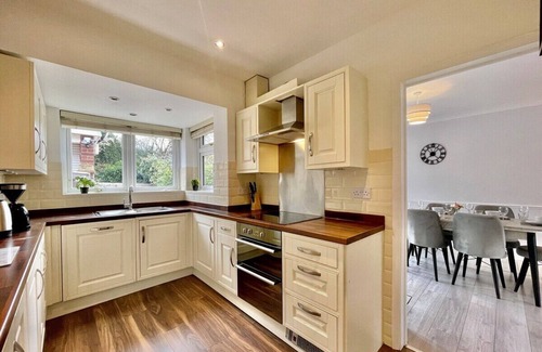 Hainault Casa | Modern 3 Bed Chigwell House (Free Parking)