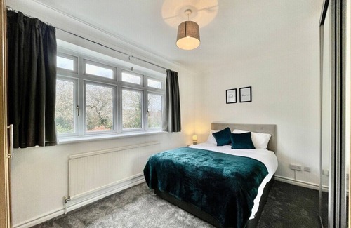 Hainault Casa | Modern 3 Bed Chigwell House (Free Parking)