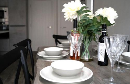Atlantic Wharf Casa | Modern 3-Bed Home with Large Parking Space a Short Walk to Cardiff Bay or City Centre Contractor Friendly"