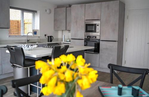 Atlantic Wharf Casa | Modern 3-Bed Home with Large Parking Space a Short Walk to Cardiff Bay or City Centre Contractor Friendly"