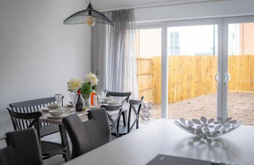 Atlantic Wharf Casa | Modern 3-Bed Home with Large Parking Space a Short Walk to Cardiff Bay or City Centre Contractor Friendly"