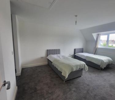 Rotherham Casa | Modern 3-Bed House in Rotherham, WiFi, Garden & Free Parking