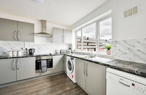 Epping Apartamento | Modern 3-Bed Maisonette | Epping High St | Parking