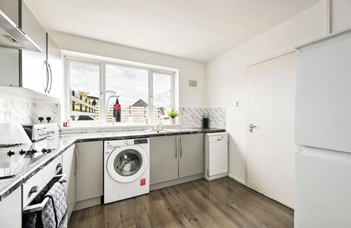 Epping Apartamento | Modern 3-Bed Maisonette | Epping High St | Parking