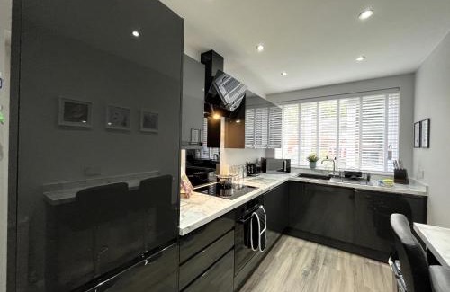 Whitefield Casa | Modern 3-bed stay-away-home sleeps 6 nr Manchester