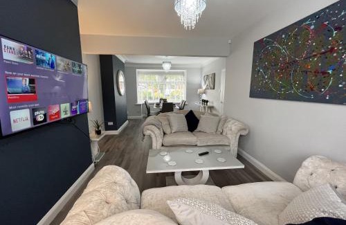 Whitefield Casa | Modern 3-bed stay-away-home sleeps 6 nr Manchester
