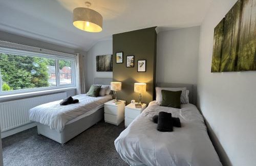 Whitefield Casa | Modern 3-bed stay-away-home sleeps 6 nr Manchester
