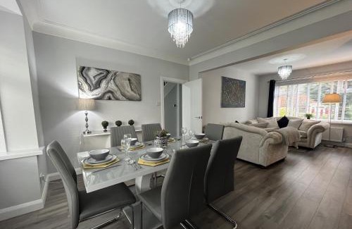 Whitefield Casa | Modern 3-bed stay-away-home sleeps 6 nr Manchester