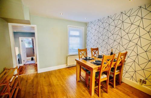 Poole Casa | Modern 3 bed w/garden, nr beach