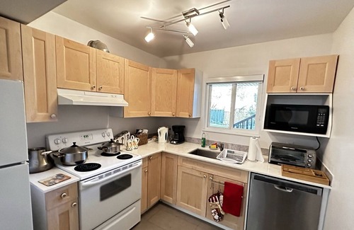 District of North Vancouver Casa | Modern 3 Bedrooms, 2 Bathrooms, 2 kitchens, Fully Renovated Garden level