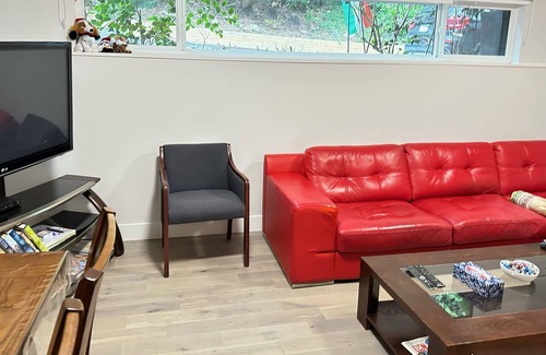 District of North Vancouver Casa | Modern 3 Bedrooms, 2 Bathrooms, 2 kitchens, Fully Renovated Garden level