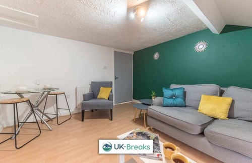 Egremont Apartamento | Modern, 3 bedroom, 2nd floor apartment. 24hr check-in. Fast Wi-fi