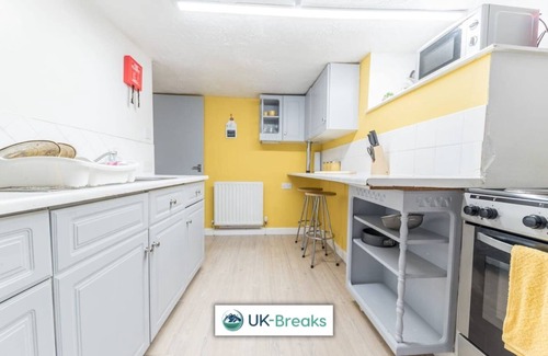 Egremont Apartamento | Modern, 3 bedroom, 2nd floor apartment. 24hr check-in. Fast Wi-fi