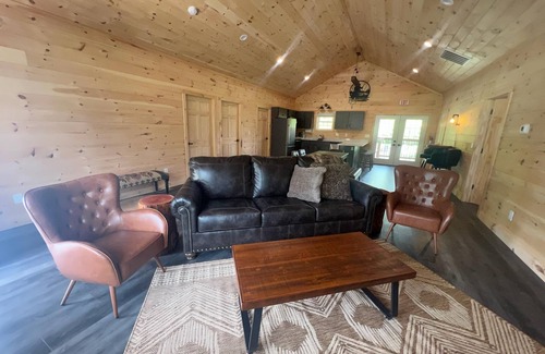 Brookville Cabina | Modern 3-Bedroom Cabin in Wooded Brookville