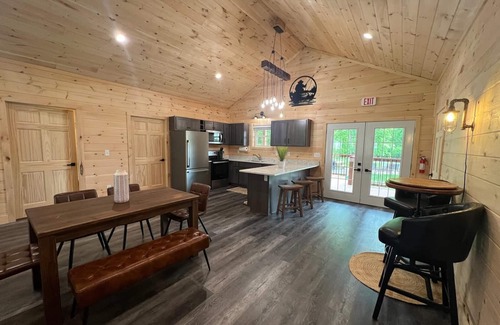 Brookville Cabina | Modern 3-Bedroom Cabin in Wooded Brookville