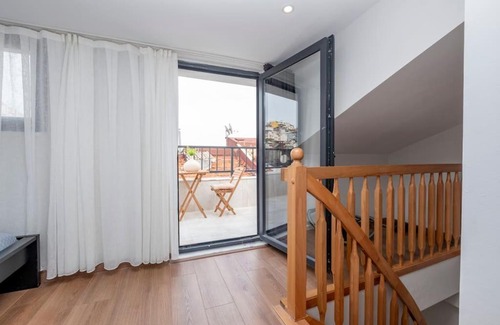 Cihangir Apartamento | Modern 3-Bedroom Duplex with Two Balconies, 2BA