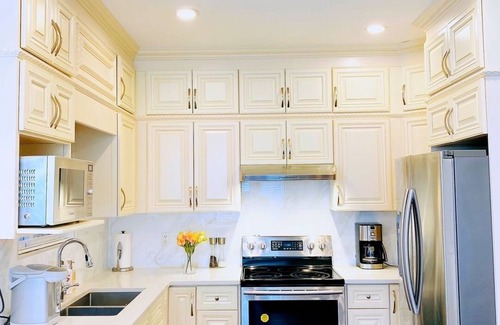 Fraserview Casa | Modern 3-bedroom home in Vancouver Central Near Airport