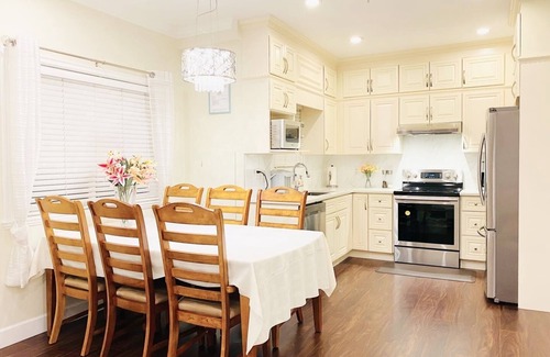 Fraserview Casa | Modern 3-bedroom home in Vancouver Central Near Airport