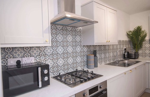 Rugby Casa | Modern 3 Bedroom Home in Central Rugby w Parking