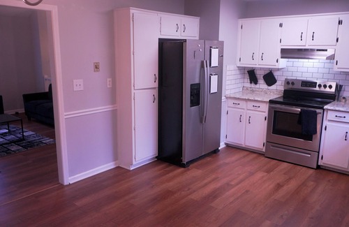 Auburn Casa | Modern 3 Bedroom Home w Theater Room & Laundry Area: Your Ultimate Comfort Zone
