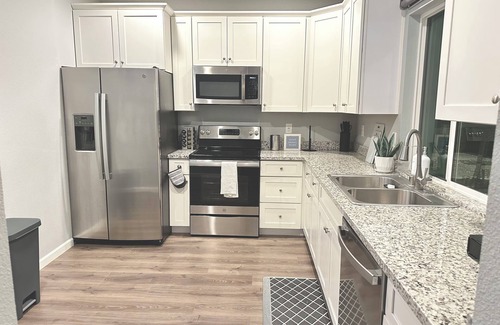 Southeastern Sacramento Casa | Modern 3-bedroom house : walking distance to UC Davis Hospital.