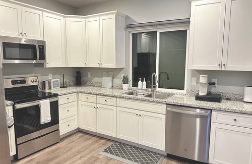 Southeastern Sacramento Casa | Modern 3-bedroom house : walking distance to UC Davis Hospital.