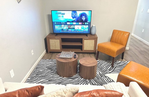 Southeastern Sacramento Casa | Modern 3-bedroom house : walking distance to UC Davis Hospital.