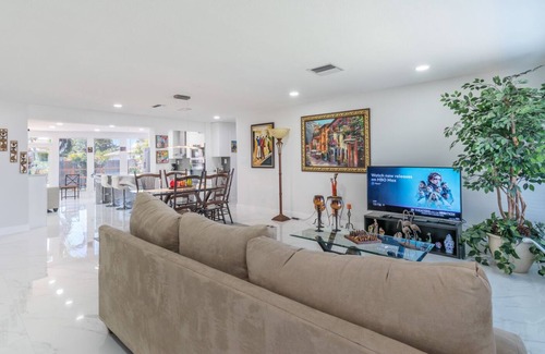 Tamarac Casa | Modern 3 bedroom House for 8 Guest + Pool