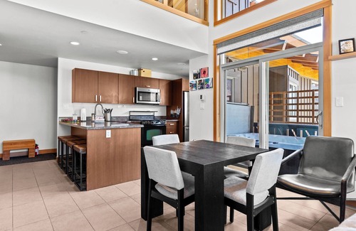 Sun Peaks Cabina | Apartamento moderno de 3 dormitorios en el centro del pueblo