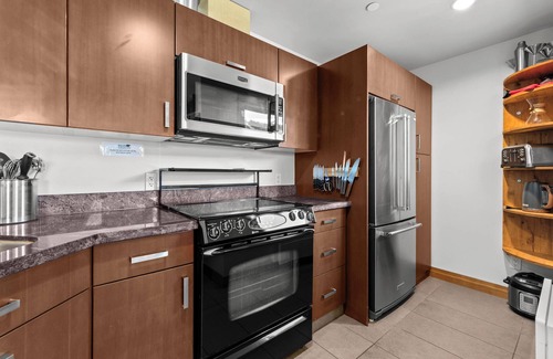 Sun Peaks Cabina | Apartamento moderno de 3 dormitorios en el centro del pueblo
